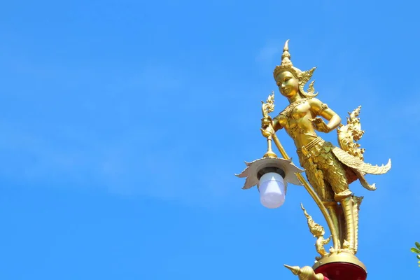 Colore Dorato Dipinto Statua Kinnaree Lampada Cima Pilastro Sfondo Cielo — Foto Stock