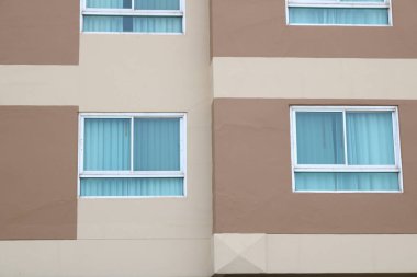 Alüminyum çerçeve ve içinde perde olan kahverengi boyanmış binanın cam penceresi.