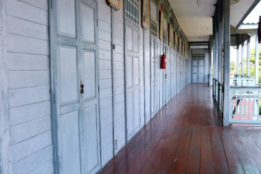 Ahşap bina ve kahverengi ahşap geçitteki kapalı oda. Bina, Tayland, Tayland tarzında açık mavi renge boyandı..