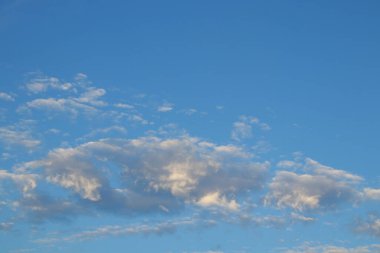 Bulutların üstünde bulutlar ve güneş ışığı açık mavi gökyüzü arkaplanı