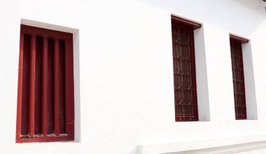 Kırmızı boyalı ahşap pencere sırası ve beyaz duvar beton, tapınak, Tayland 'da kapalı pencere retro tarzı.