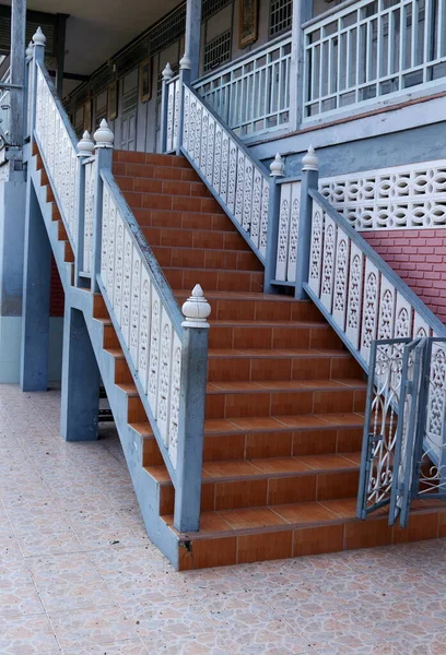 Escaleras Marrones Edificio Antiguo Barandilla Madera Pintada Azul Claro Blanco — Foto de Stock
