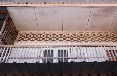 Tayland 'da eski ahşap Tayland balkon evi beyaza boyanmış..