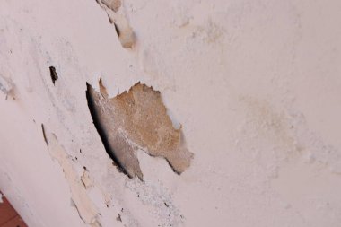 Duvarın yüzeyindeki beyaz boyalı rengin soyulması, perspektif görünümü.