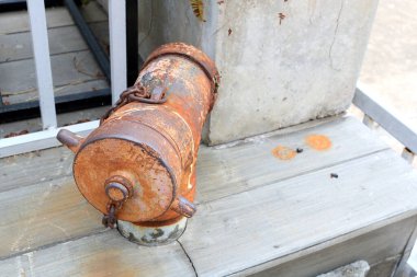 Eski kahverengi paslı yangın muslukları kaldırımdaki çitlerin yanında, bazıları yangın hortumunun yüzeyi üzerinde, Tayland.