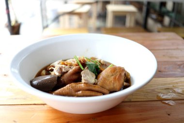 Tayland usulü haşlanmış Tayland usulü tavuk yumurtalı şehriye çorbası Tayland 'da ahşap masada beyaz kasede..