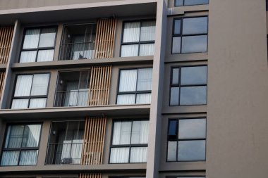 Binanın dışındaki balkon manzarasını kapatın. Camları ve Tayland 'daki oda perdesini süsleyin..