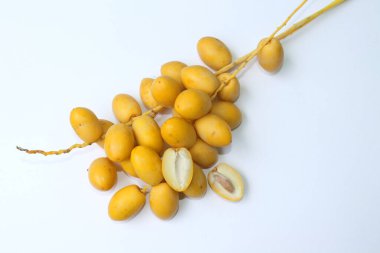 Sarı oval şekil. Phoenix Dactylifera 'nın olgun meyveleri. Ya da beyaz arkaplanda Barhee palmiyesi..