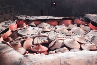 Çömlek, seramik ve el yapımı ürünler bir atölye ve galeride rafta. Bir el sanatları mağazasında sergilenen kilden vazoları ve toprak malzemelerini kapatın. Küçük bir işletmedeki bitmiş kil eşyasının çeşitliliği