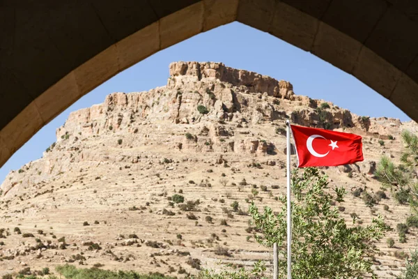 Manastırın içinden görülen Türk bayrağı, Türk bayrağının gökyüzüne doğru dalgalanırken alçak açılı görüntüsü