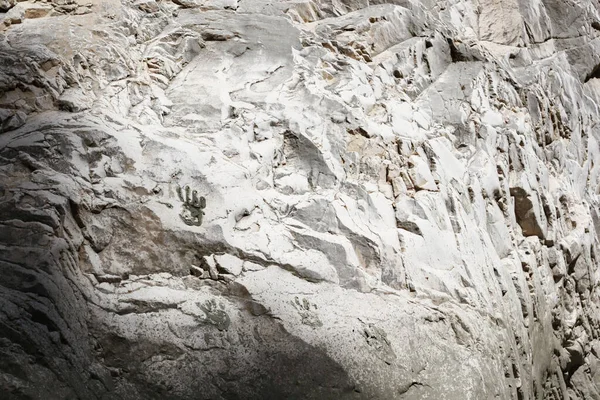 Akan suyu olan derin kayalık bir kanyon. Türkiye 'deki Saklikent kanyonunun iç görünümü ve el izleri