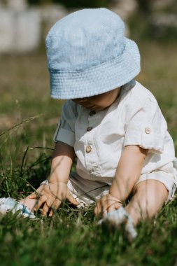 Çimlerdeki bebek, üst görünüm, dikey çerçeve