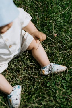 Çimlerdeki bebek, üst görünüm, dikey çerçeve