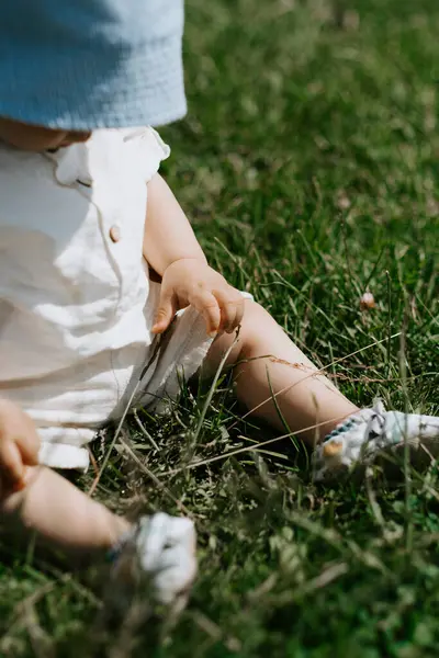 Çimlerdeki bebek, üst görünüm, dikey çerçeve