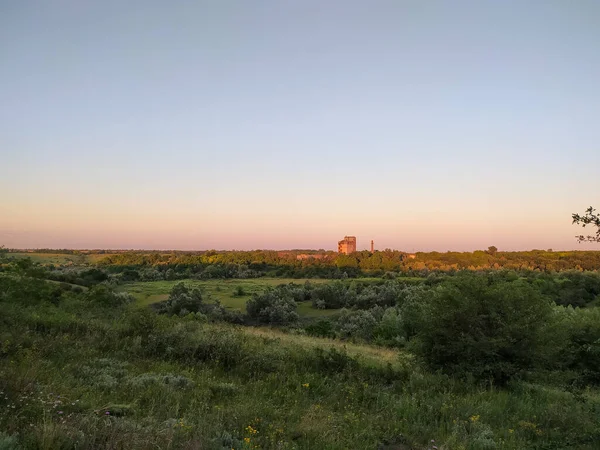 Wiesen Und Wälder Landschaft Sonnenuntergang Mit Industriegebäuden Weit Weg — Stockfoto