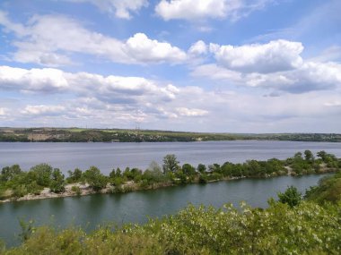 Nehir manzarasının üzerindeki kıyı uçurumu