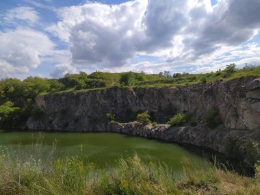 Nehir manzarasının üzerindeki kıyı uçurumu