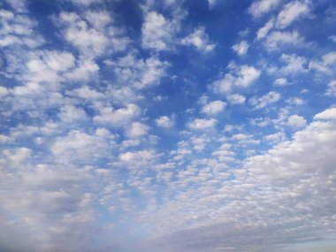 dramatik mavi gökyüzü bulutlu