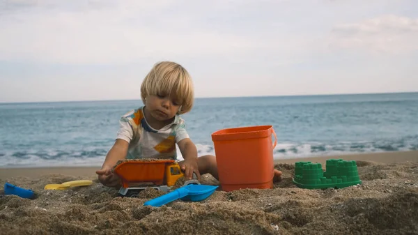 Close Een Kind Dat Het Zand Speelt Met Een Schop — Stockfoto