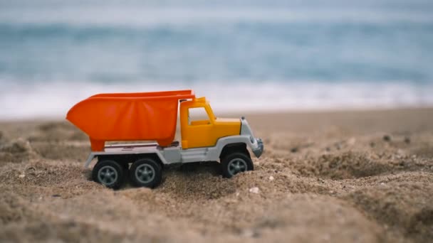 Ein Kinderspielzeugauto Steht Sand Strand Hintergrund Sind Meereswellen Sehen Hochwertiges — Stockvideo