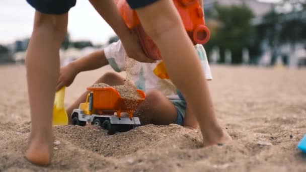 Çocuklar Kumsalda Kürek Kovayla Oynuyorlar Yüksek Kalite Görüntü — Stok video