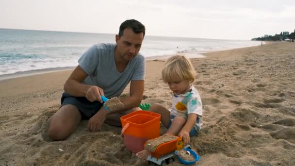 Detailní Záběr Dítěte Jeho Otce Jak Hrají Lopatou Kýblem Písku — Stock video