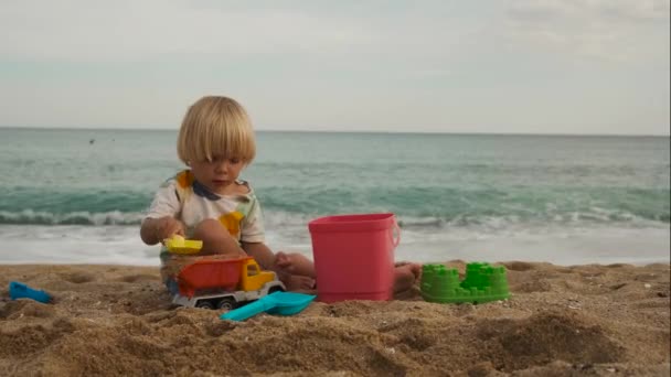 Zbliżenie Dziecko Bawiące Się Piasku Łopatą Plaży Wysokiej Jakości Materiał — Wideo stockowe