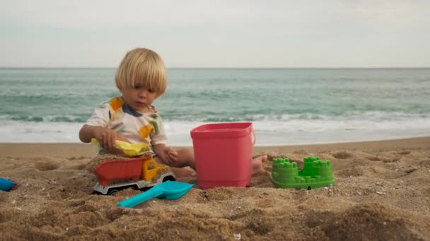 Close Seorang Anak Bermain Pasir Dengan Sekop Pantai Rekaman Berkualitas — Stok Video