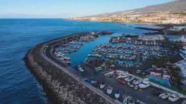 Playa de las Americas 'taki Marina, Tenerife, Kanarya Adaları. Yüksek kaliteli FullHD görüntüler