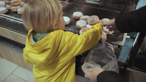 Little Blond Boy His Mother Supermarket Chooses Donut Tongs Puts — Vídeo de Stock
