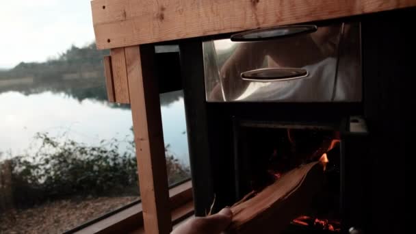 Подогрев Сауны Человек Зажигает Плиту Сауне Финская Традиционная Сауна Панорамными — стоковое видео