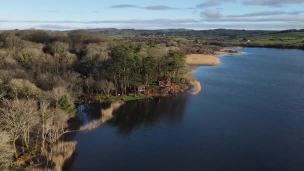 Drone Flies Shore Lake Ireland High Quality Footage — Video