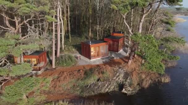 Drone Moves Away Wooded Shore Lake Wooden Buildings Flies High — Vídeo de stock