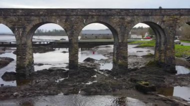 Eski Demiryolu Köprüsü Ballydehob. West Cork, Co Cork, İrlanda. Hava Drone 'u. Yüksek kalite 4k görüntü