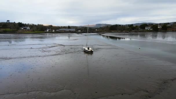 Boat Stuck Sandbar Low Flow River Ireland Корк Повітряний Дрон — стокове відео
