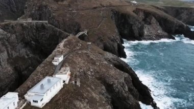 Mizen Baş Sinyal İstasyonu 'nun hava görüntüsü, Cork County, İrlanda. - Evet. Yüksek kalite 4k görüntü