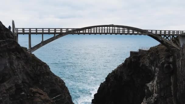 Беспилотник Летит Мосту Mizen Head Ireland Высококачественные Кадры — стоковое видео