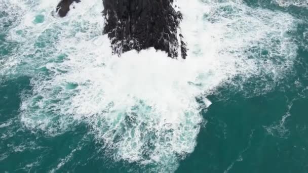 Вид Воздуха Большие Волны Разбивающиеся Скалы Mizen Head Графстве Корк — стоковое видео