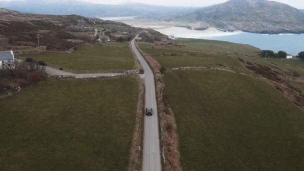 Ένα Drone Ακολουθεί Ένα Αυτοκίνητο Που Οδηγεί Στο Δρόμο Κατά — Αρχείο Βίντεο
