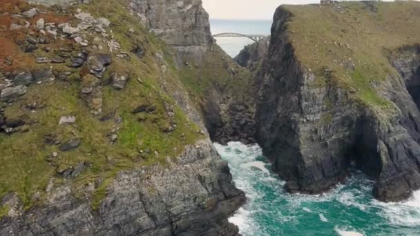Drone Vuela Hacia Puente Mizen Head Ireland Imágenes Alta Calidad — Vídeo de stock