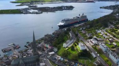 İnsansız hava aracı Cobh City, İrlanda 'da büyük bir yolcu gemisine yaklaşıyor. Yüksek kalite 4k görüntü