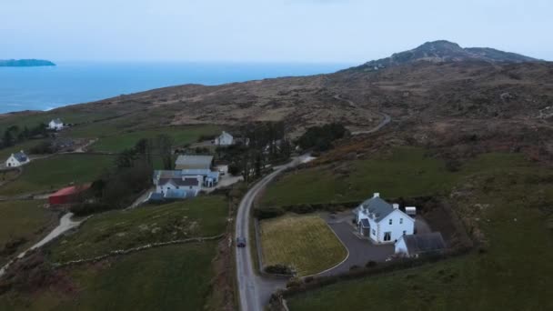 Luchtfoto Van Een Auto Die Een Landweg Rijdt Ierland Hoge — Stockvideo