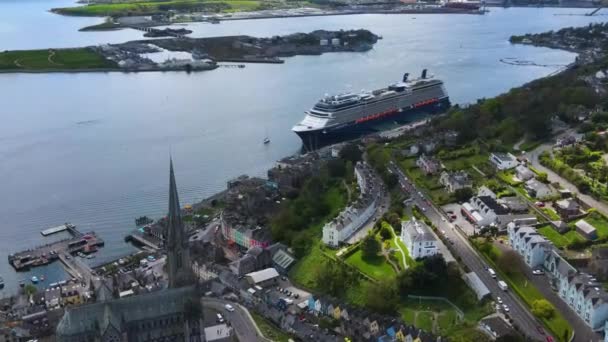 ドローンはアイルランドのケニアシティにある大型クルーズ船に接近する 高品質の4K映像 — ストック動画