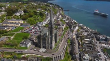 Cobh, İrlanda 'daki St. Colmans Katedrali' nin muhteşem manzarası. Yüksek kalite 4k görüntü