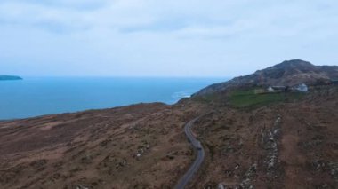 İrlanda 'da bir kır yolu boyunca giden arabanın hava manzarası. Yüksek kalite 4k görüntü