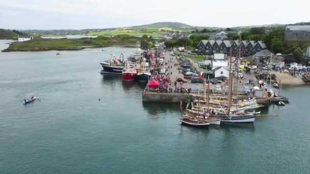在爱尔兰的帆船比赛中 无人驾驶飞机飞越巴尔的摩港 高质量的4K镜头 — 图库视频影像