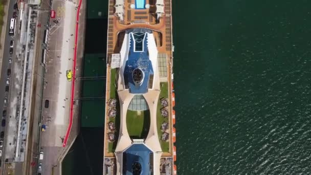 美しいドローンは アイルランドのチェーニャ港のクルーズ船の甲板の上を飛ぶ — ストック動画