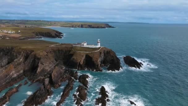 Drone Flying White Lighthouse Green Rock Ocean Ireland High Quality — Stock Video