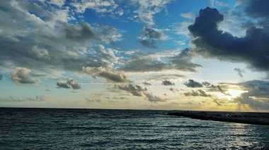 Denizde güzel bir gün batımı