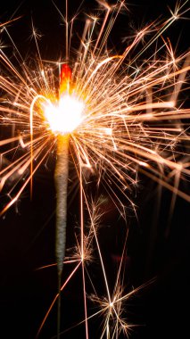 Elinde küçük havai fişekler 